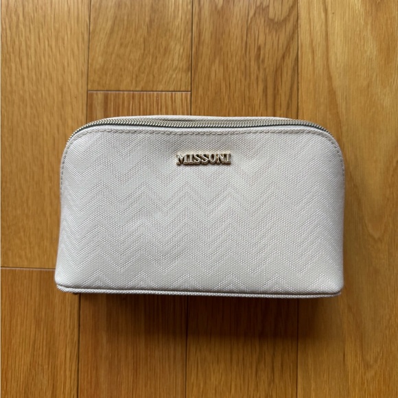 BRAND NEW! Never opened collectible Missoni x Delta One amenity kit in cream! - Picture 2 of 7
